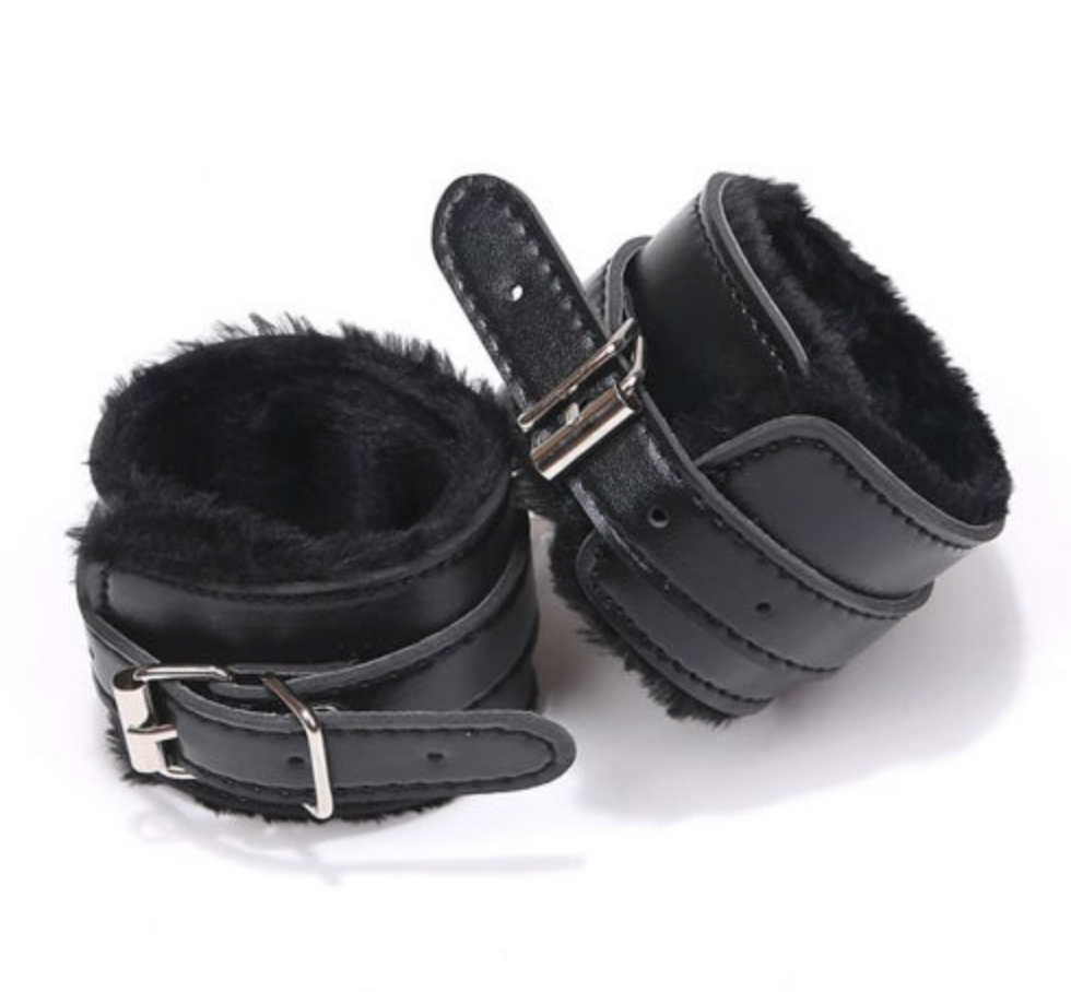 Esposas Shadow Fur Handcuffs Black - Sex & Mischief - Cake Sex Shop
